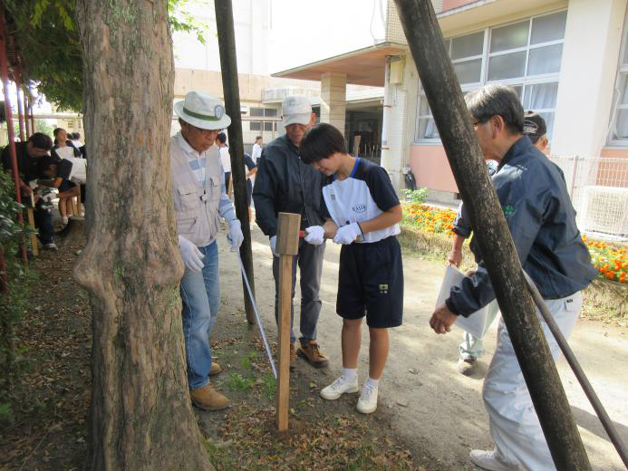 �����̎x���𗧂Ă�