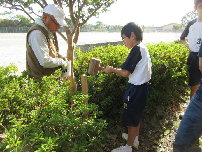 �����̎x���𗧂Ă�