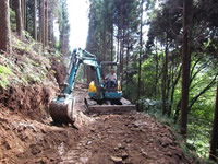 ユンボによる道路開設作業